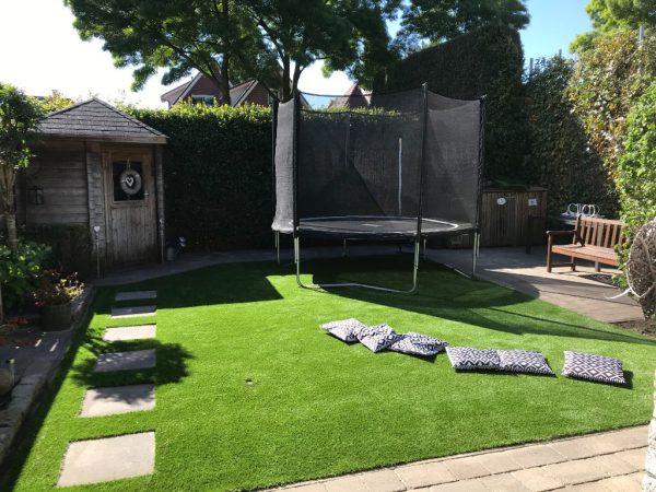 Zacht kunstgras tuin gelegd 2