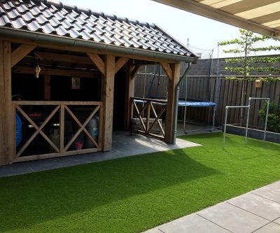 mooi kunstgras tuin met overkapping
